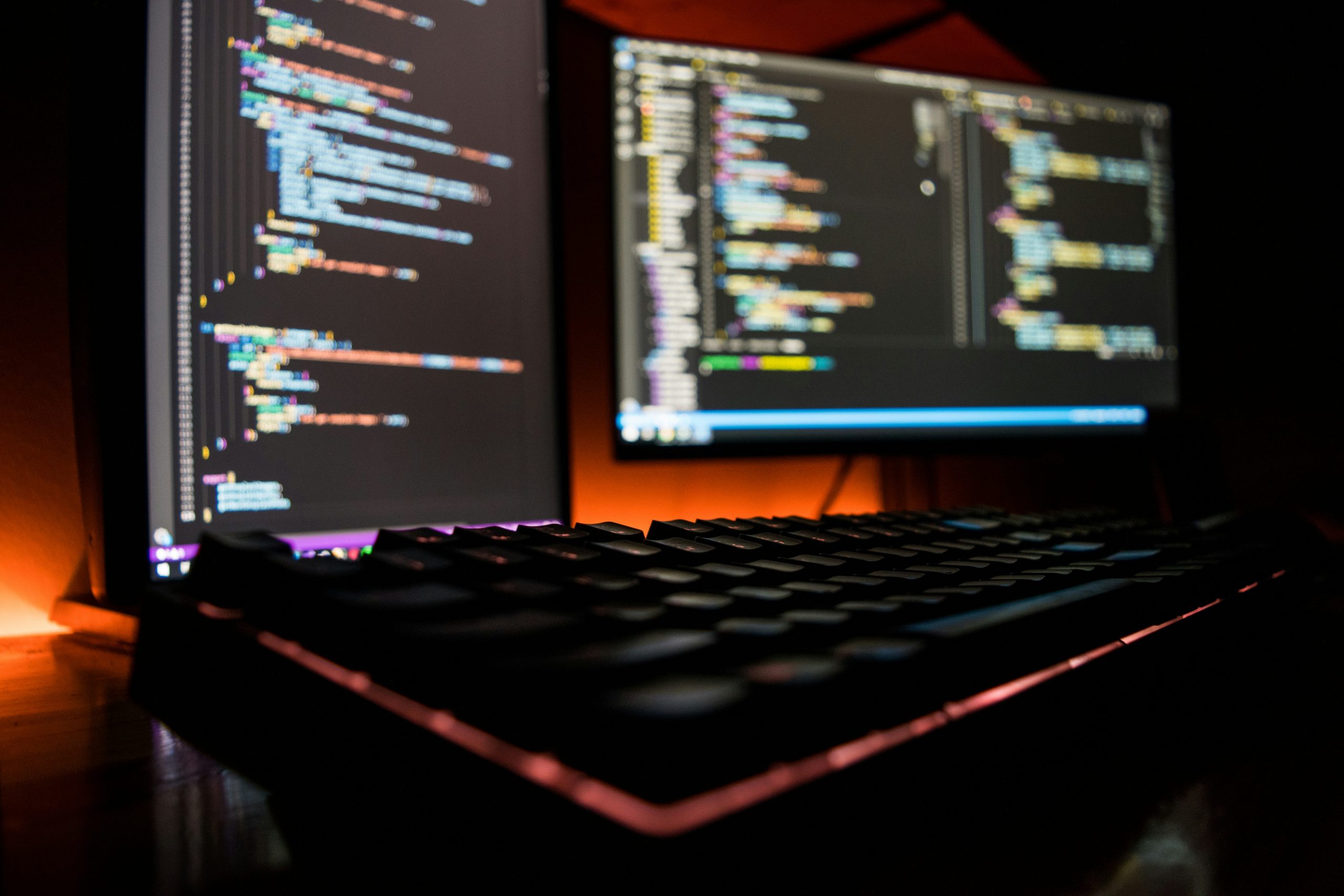 Professioneller Arbeitsplatz für Webdesign und digitale Entwicklung