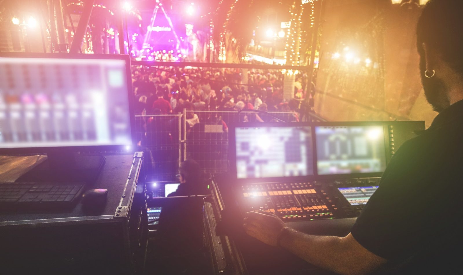 Hybride Events NRW: Techniker am Lichtpult vor Bühne und Publikum bei einer Abendveranstaltung